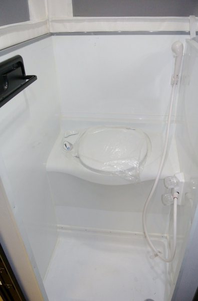 Wet-Bath-With-Cassette-Toilet